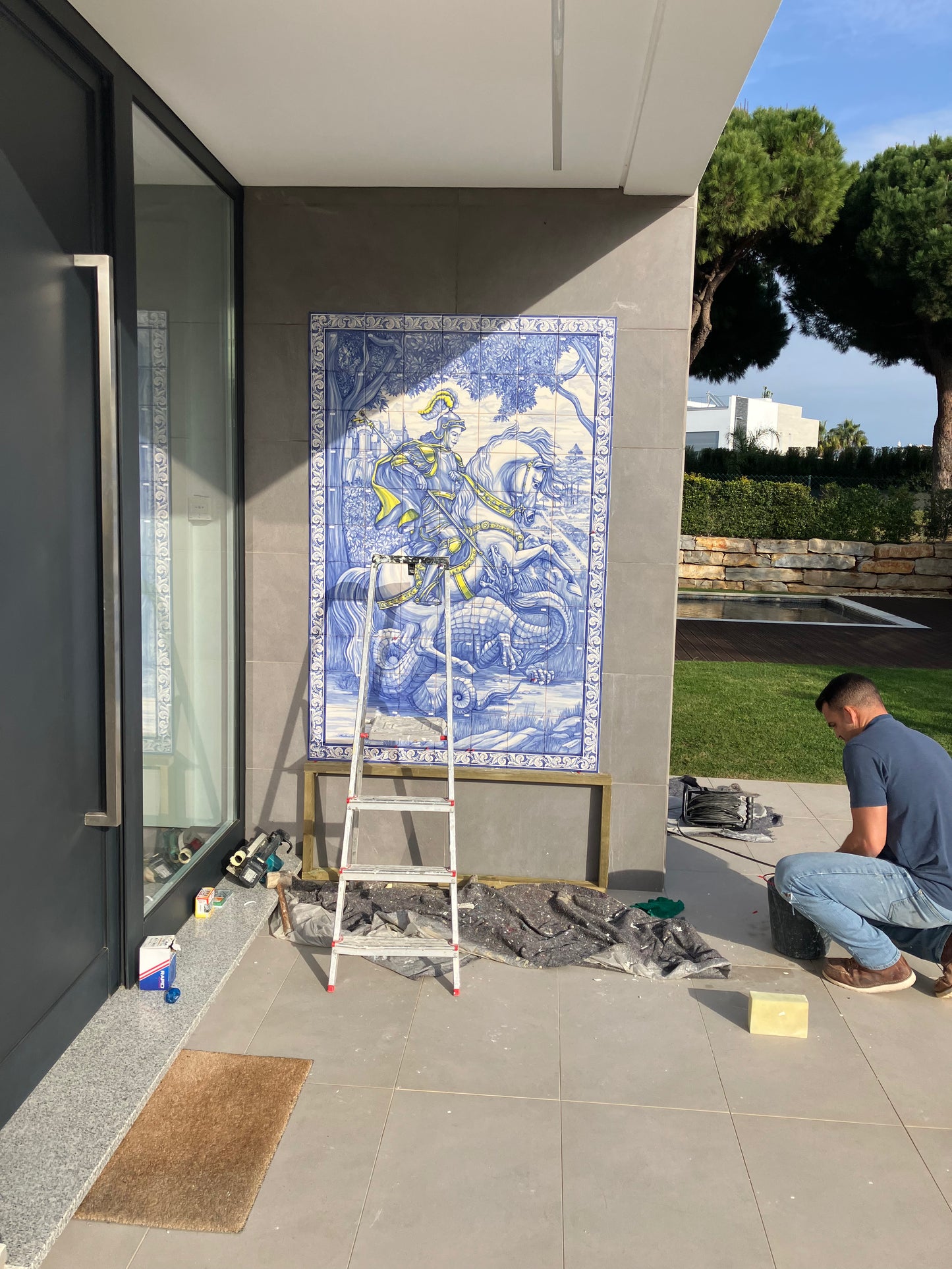 "Saint George and The Dragon". A set of 117 individual tiles. Outdoor project (Algarve, Portugal)